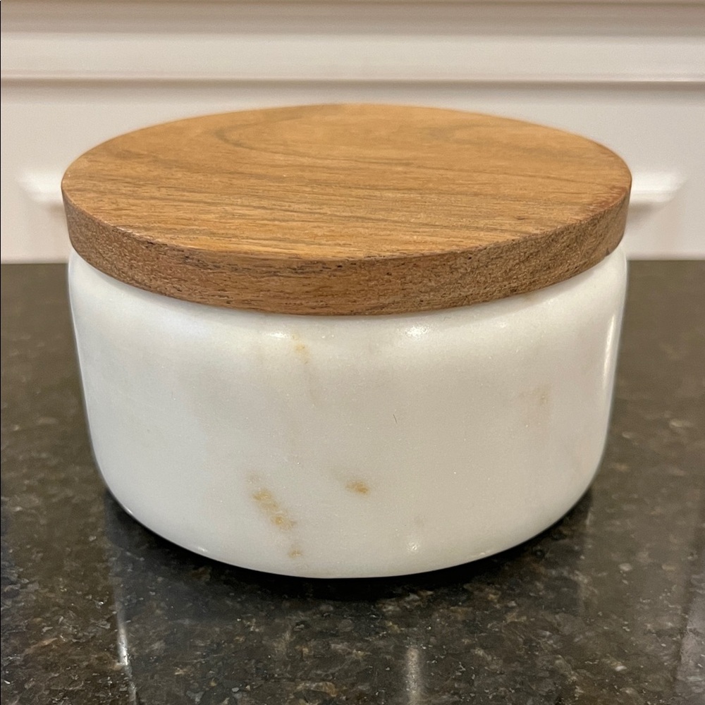 Cork & Mill White Marble Salt Cellar with Acacia Wood Lid and Spoon - Picture 6 of 14